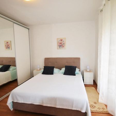 Apartment Leo Umago Exterior foto