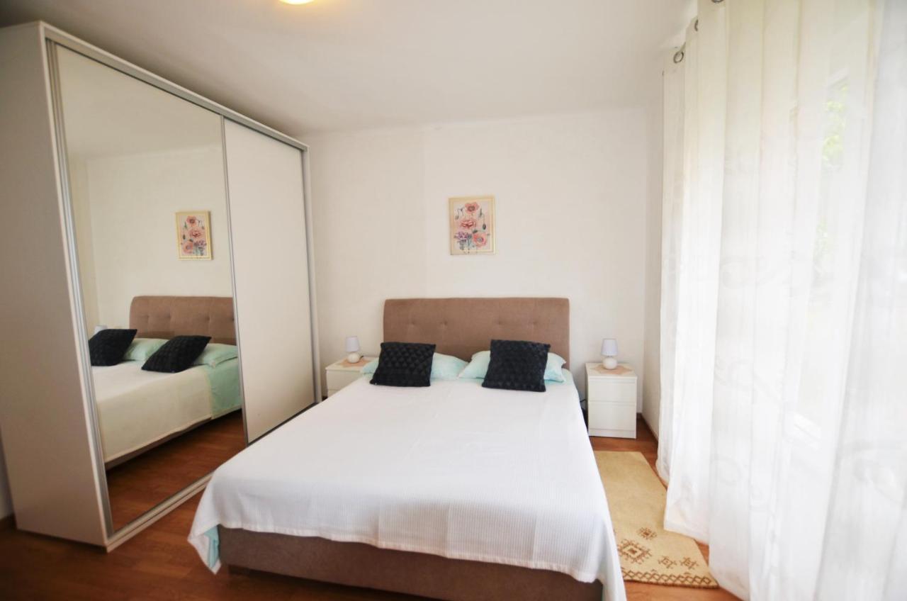 Apartment Leo Umago Exterior foto